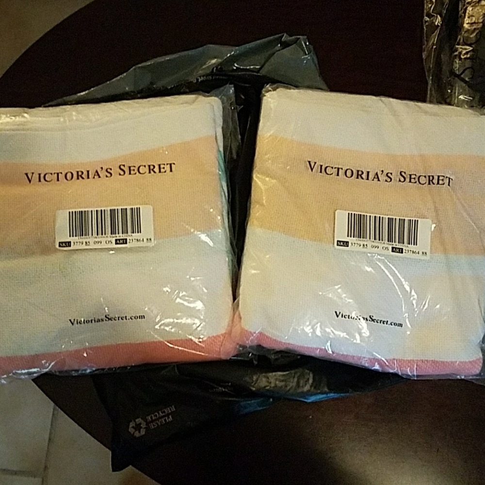 LAST ONE!💕Victoria's Secret beach blanket - Picture 3 of 3